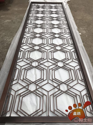 紅古銅浮雕福字花紋鋁板屏風(fēng) 工藝精湛，融合傳統(tǒng)與現(xiàn)代